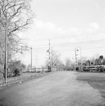 169349 Gezicht op de spoorwegovergang in de Gein Zuid te Abcoude.